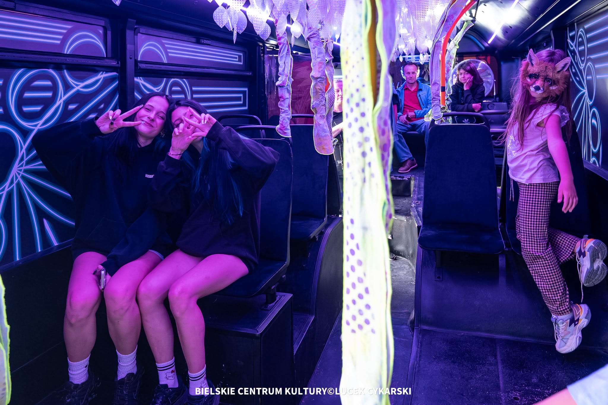 Na zdjęciu wnętrze autobusu i odwiedzający go