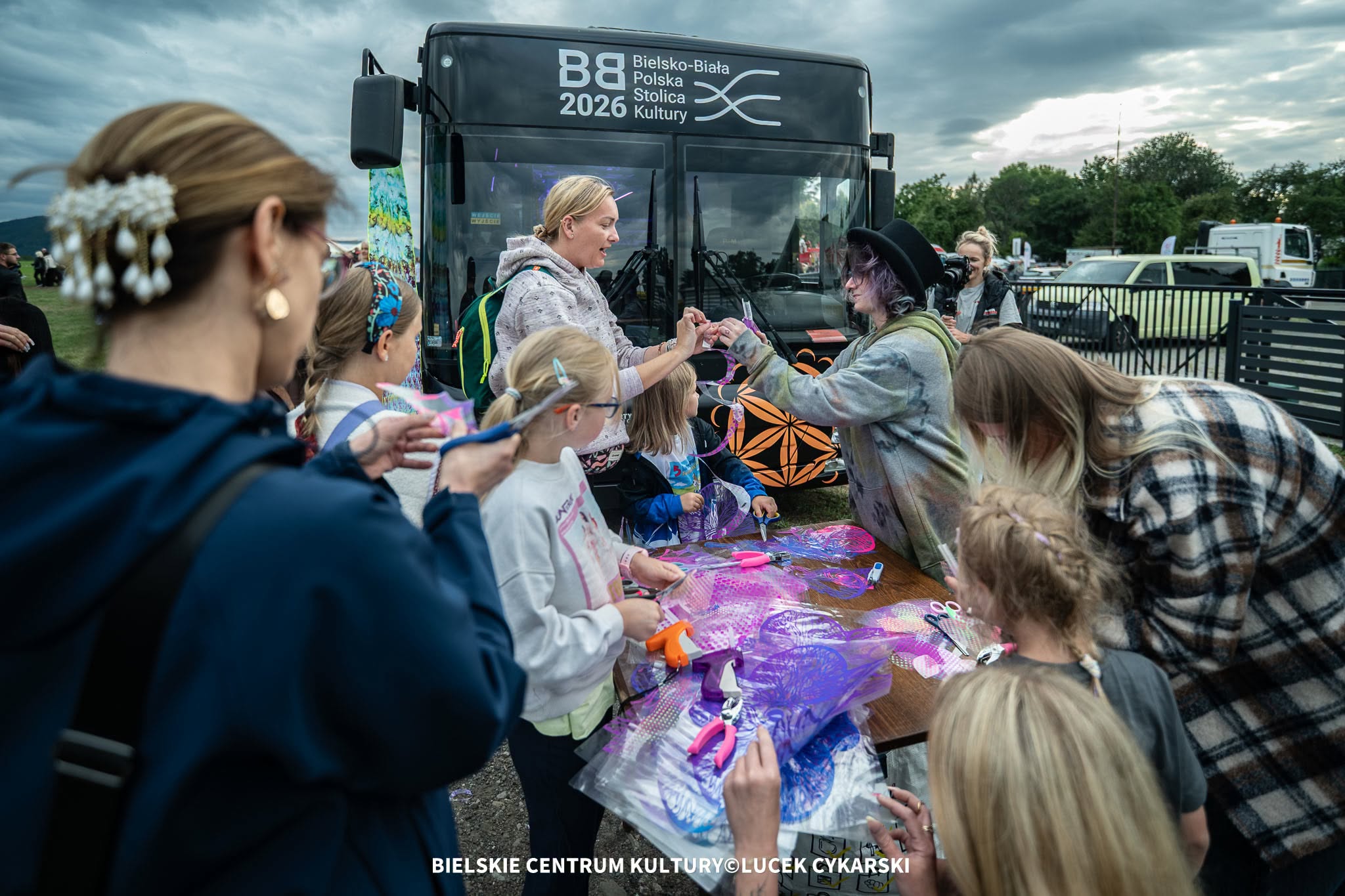 Na zdjęciu warsztaty przy autobusie