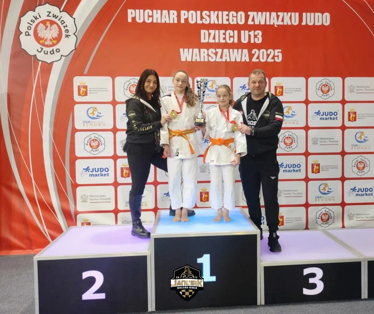 Na zdjęciu stoją zawodnicy judo 