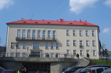 Krzywe zdjęcie budynku sądu