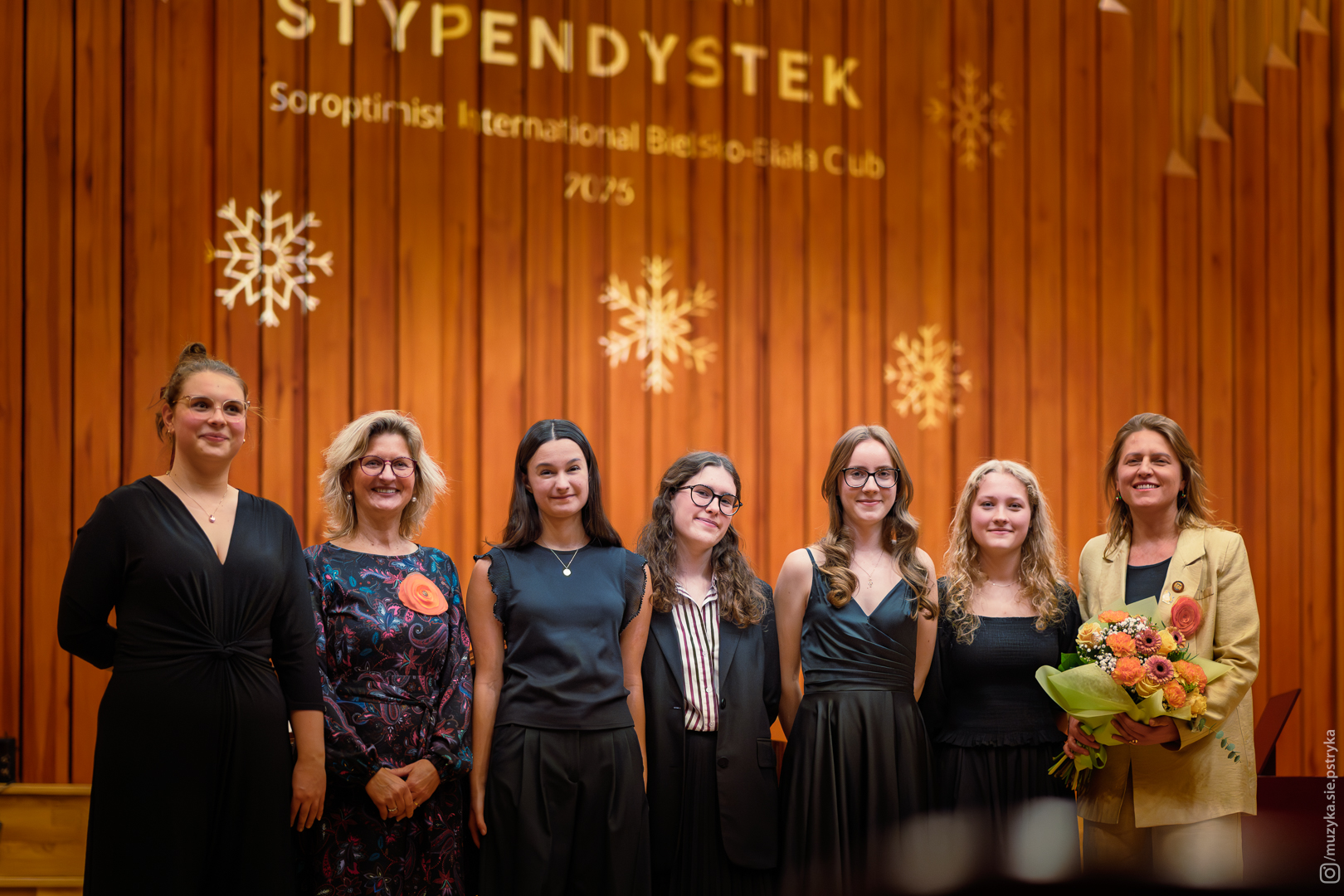 Na zdjęciu siedem kobiet