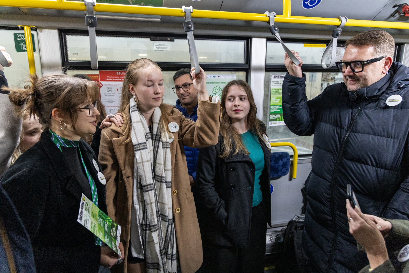 prezydent rozmawia z uczennicami