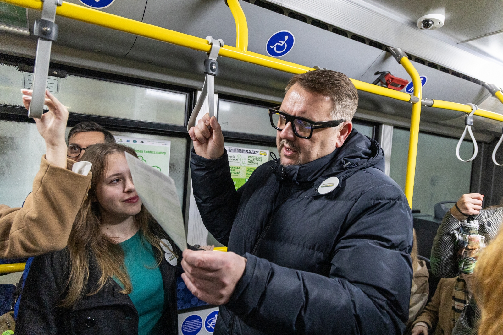 prezydent rozmawia z uczennicami 