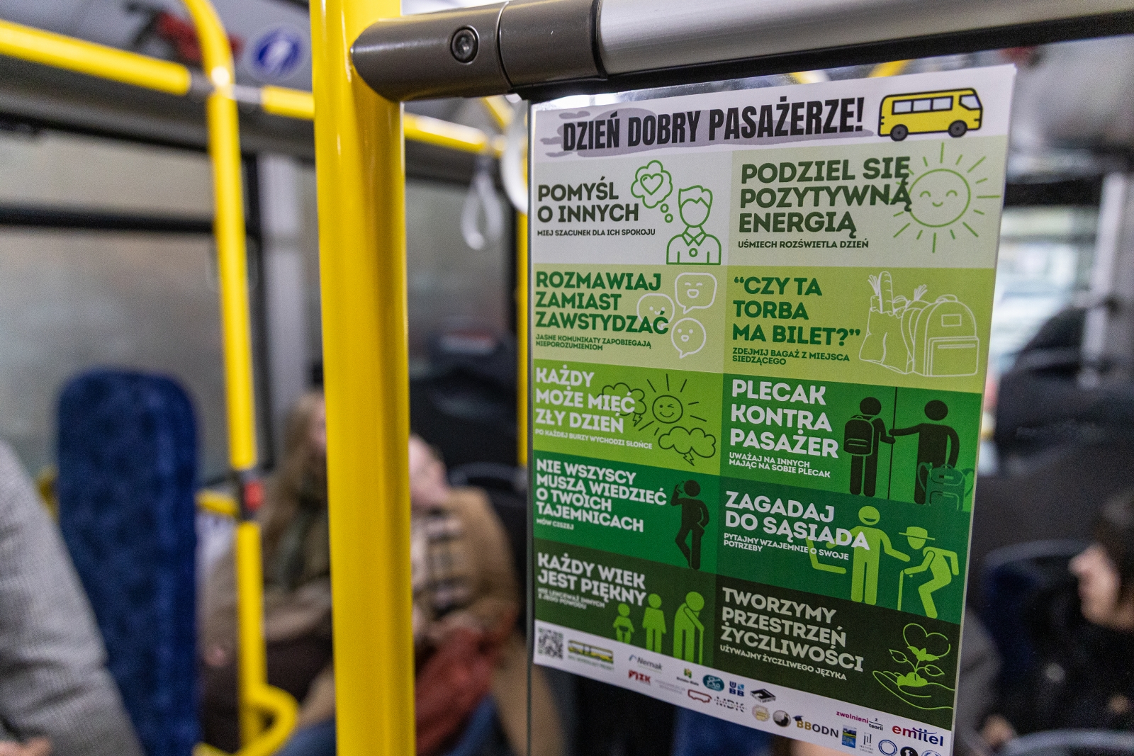 plakat zawieszony w autobusie
