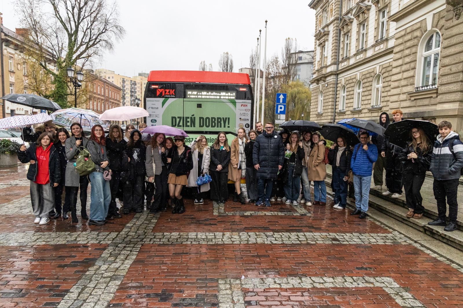 zdjęcie grupowe przed autobusem
