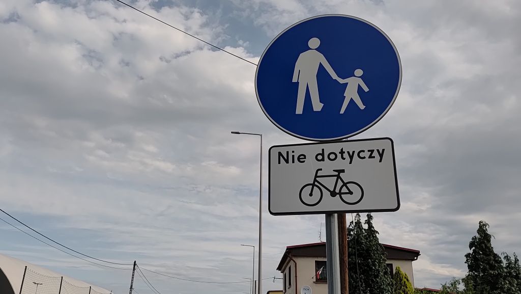 grafika przedstawiająca znak drogowy informujący o chodniku z dopuszczonym ruchem rowerowym