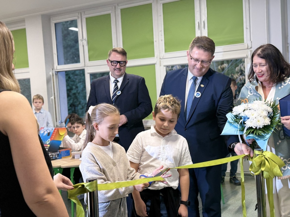 Otwarcie Zielonej Pracowni - uczeń przecina wstęgę