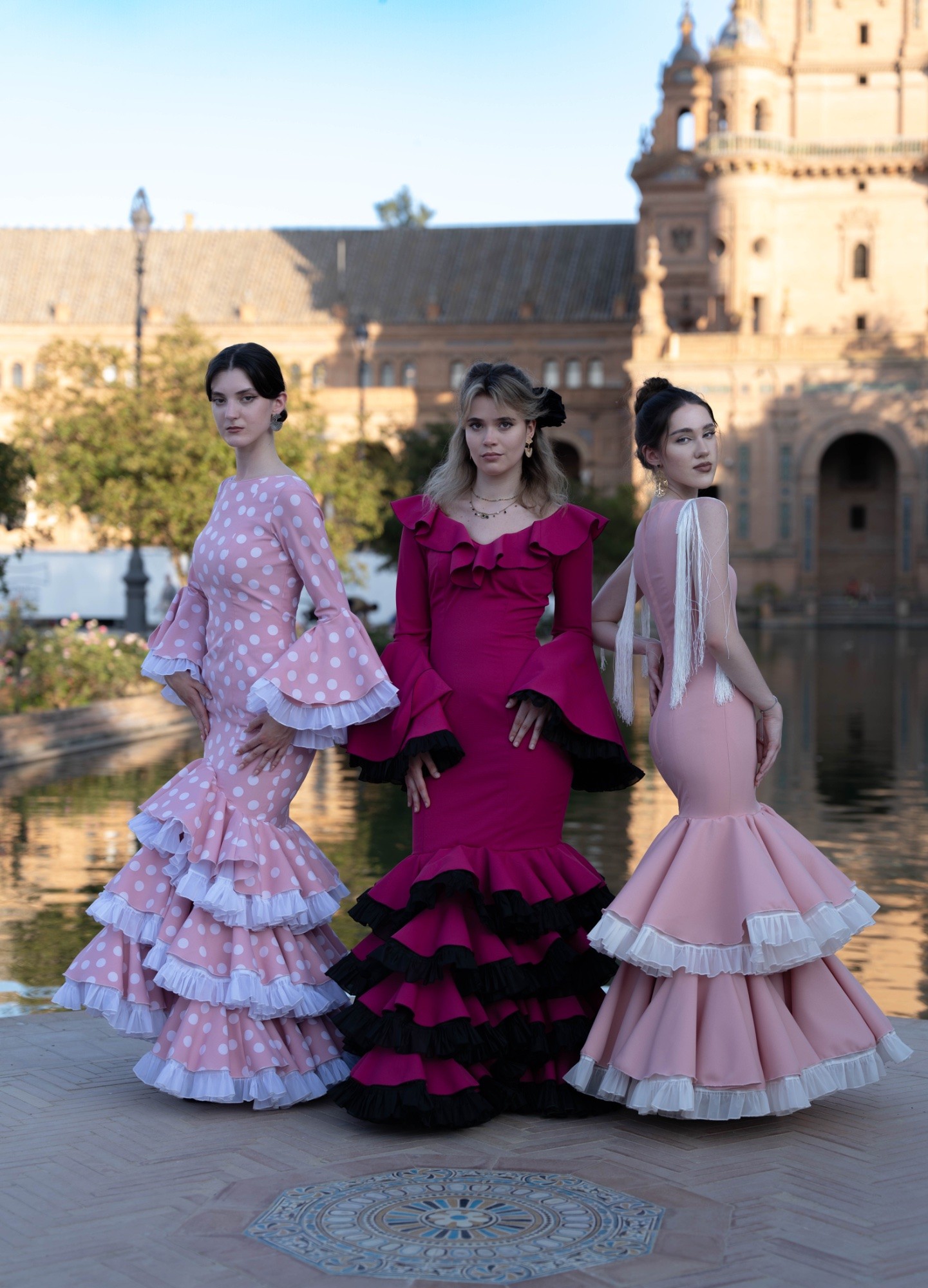 na zdjęciu trzy uczennice w sukienkach flamenco