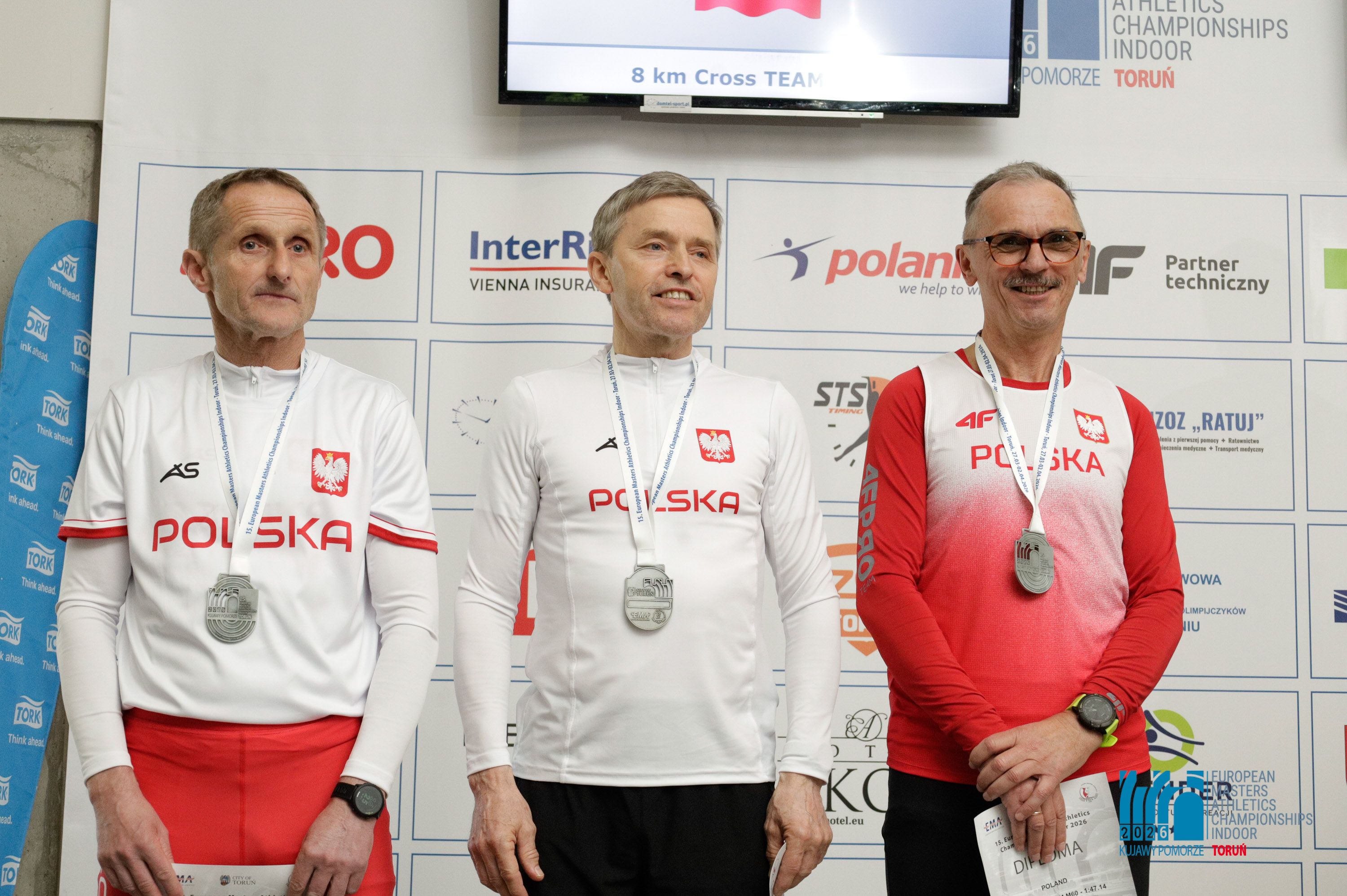 Na zdjęciu zawodnicy z medalami 