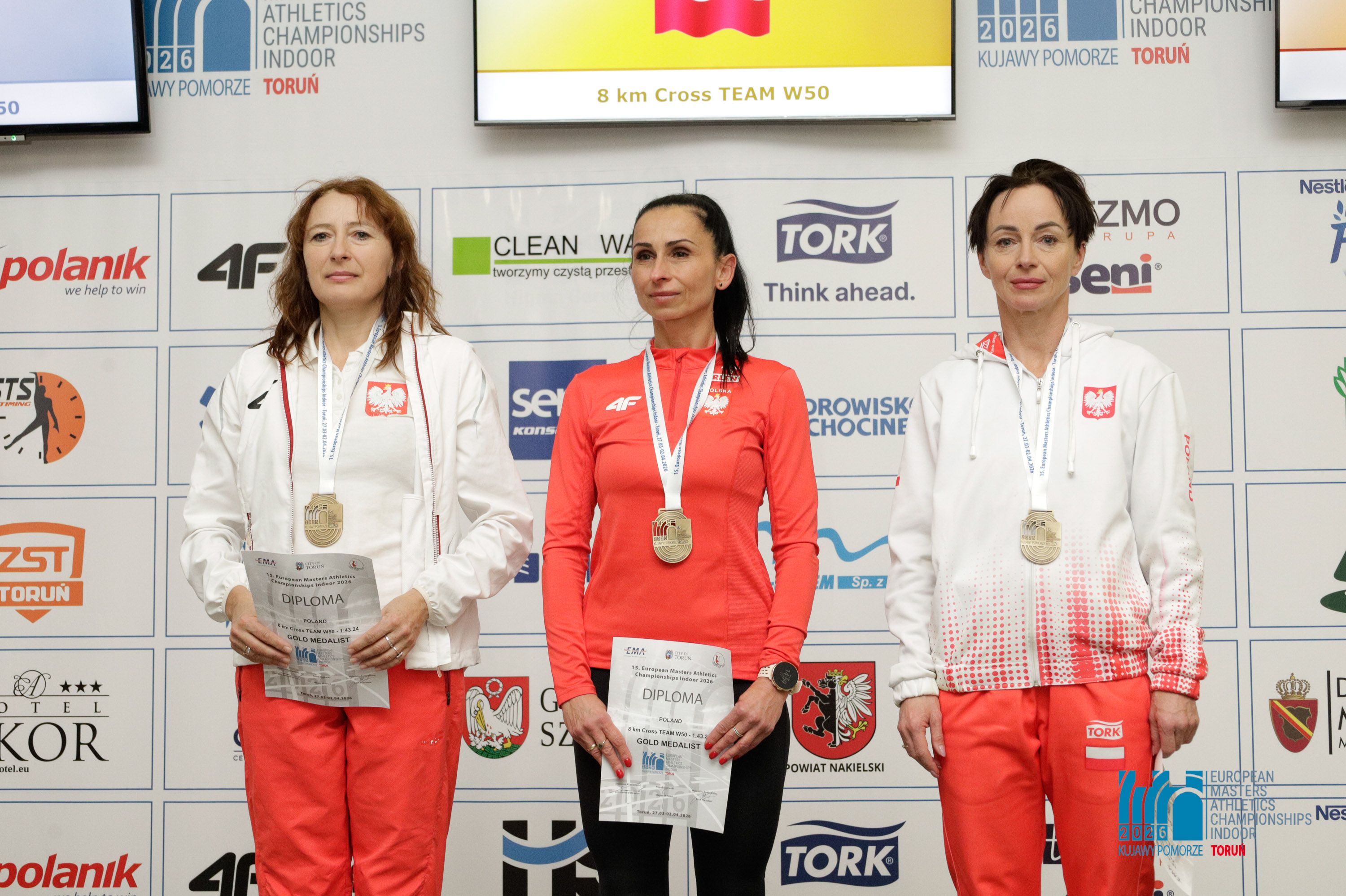 Na zdjęciu zawodnicy z medalami 