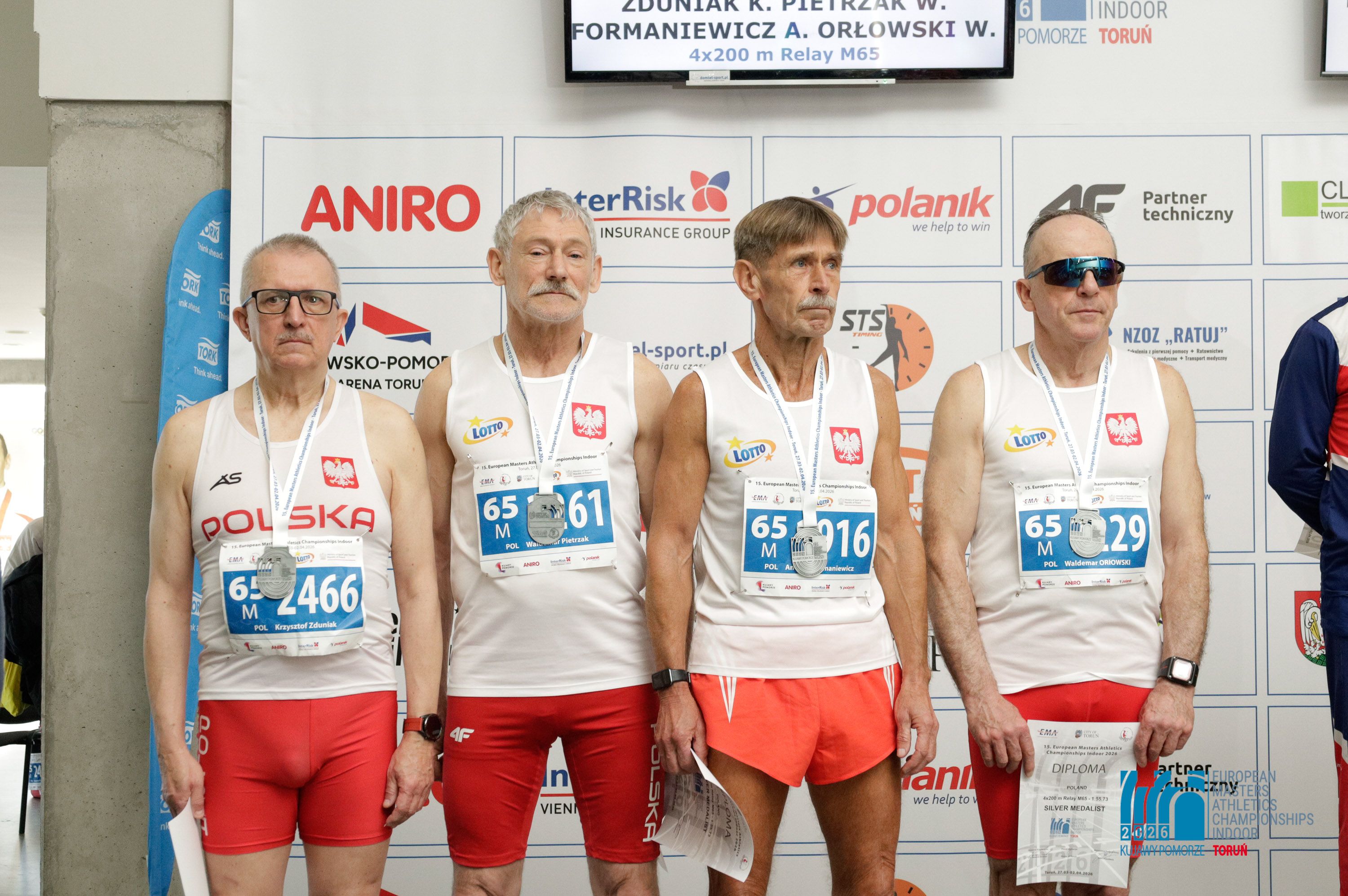 Na zdjęciu zawodnicy z medalami 