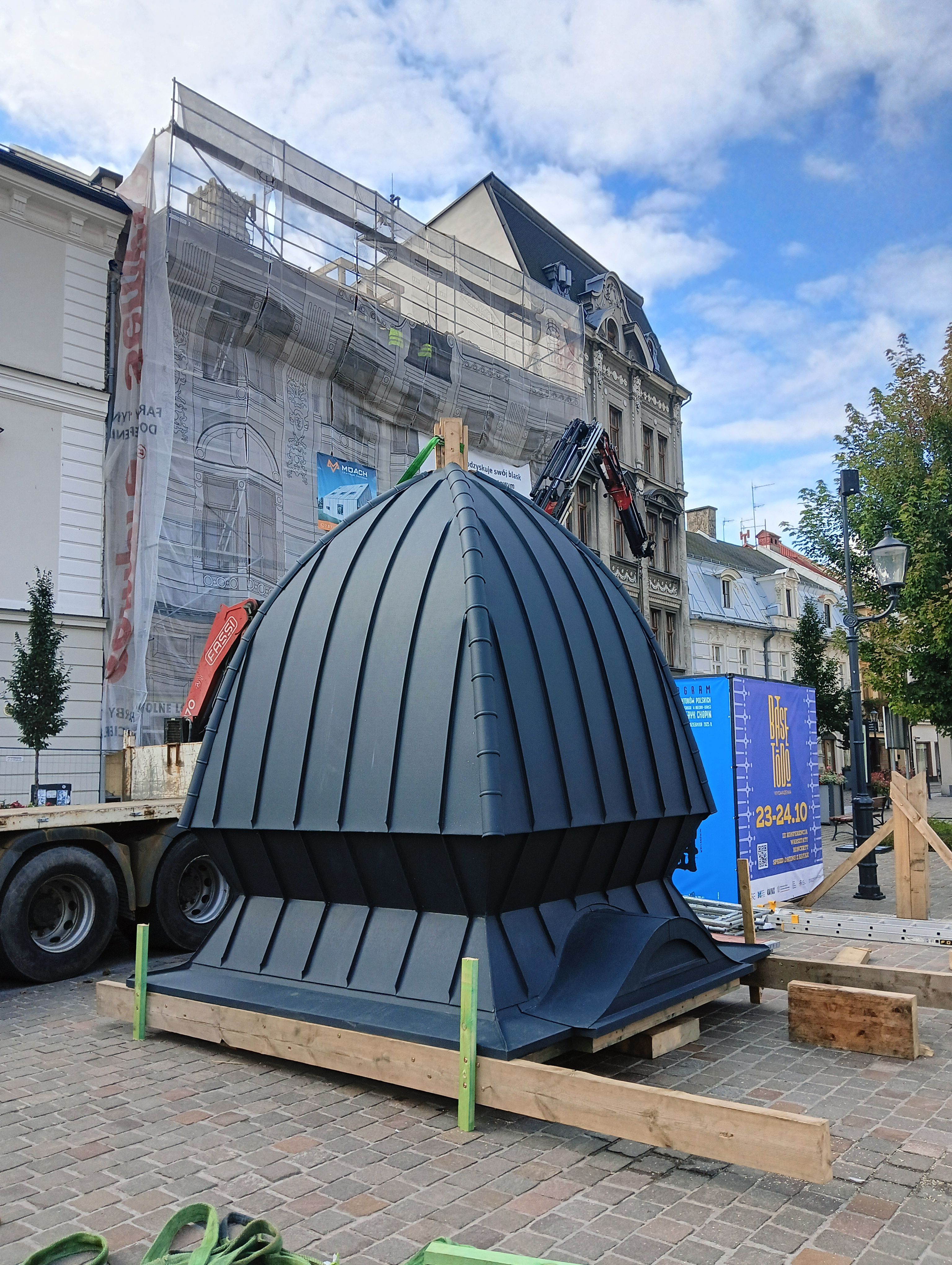 Na zdjęciu podnoszony hełm 