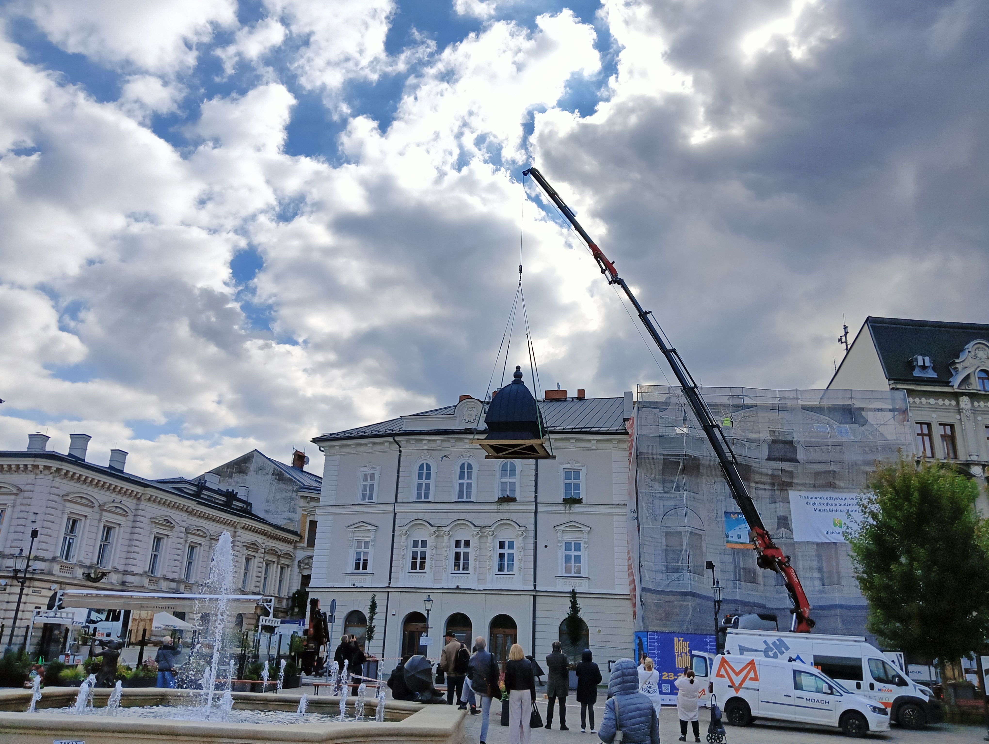 Na zdjęciu podnoszony hełm 