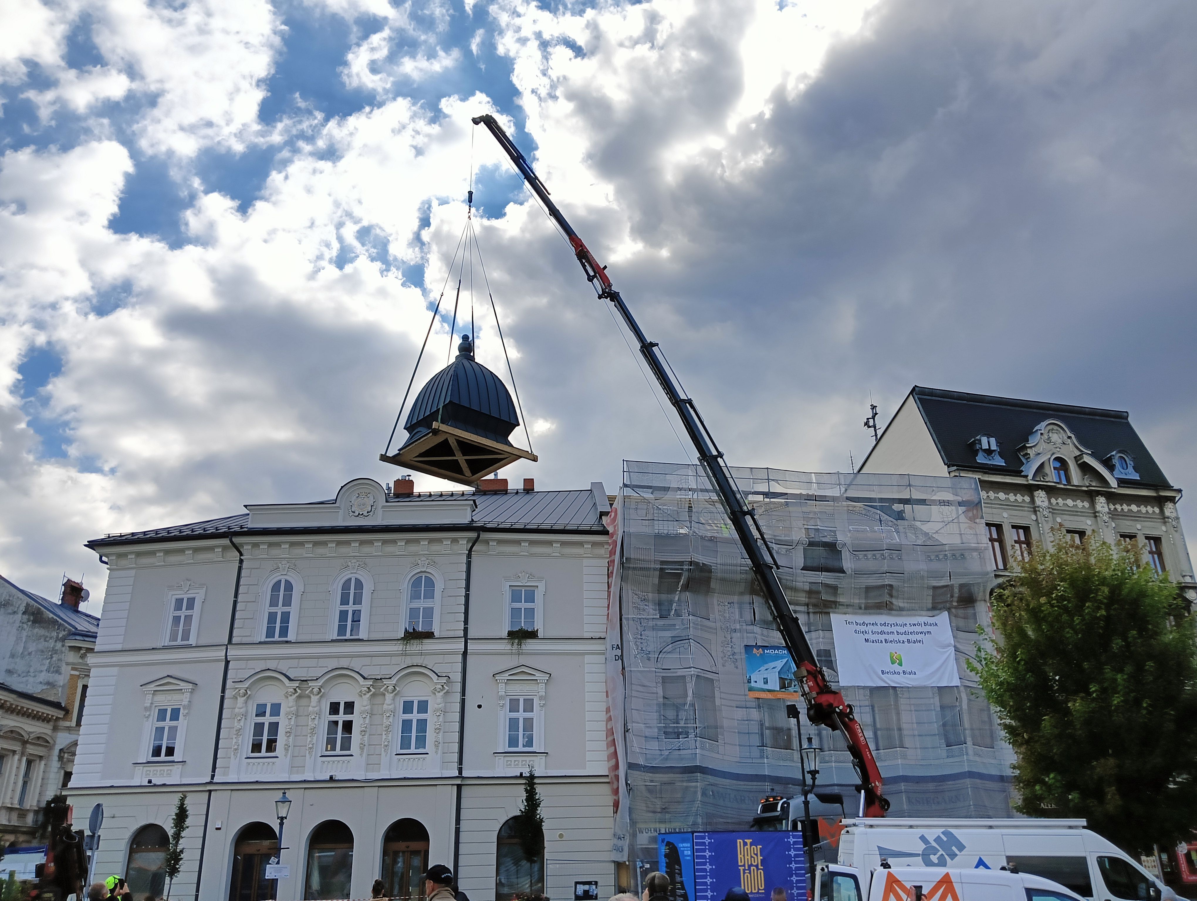 Na zdjęciu podnoszony hełm 