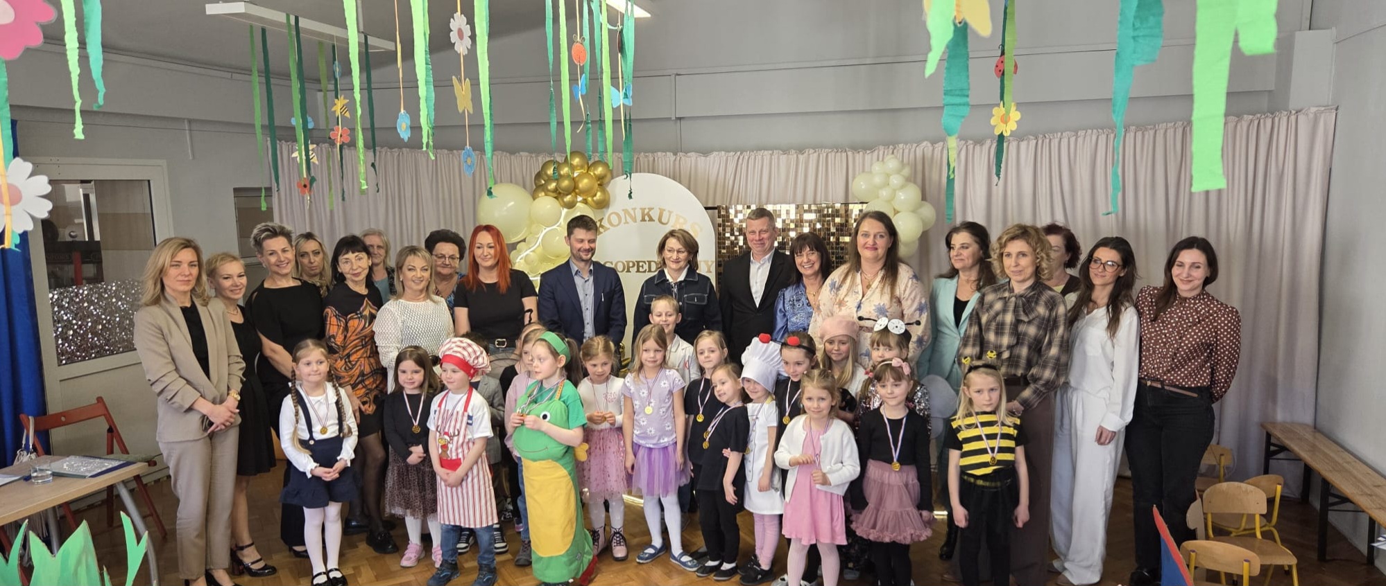 zdjęcie grupowe uczestników, organizatorów i zaproszonych gości