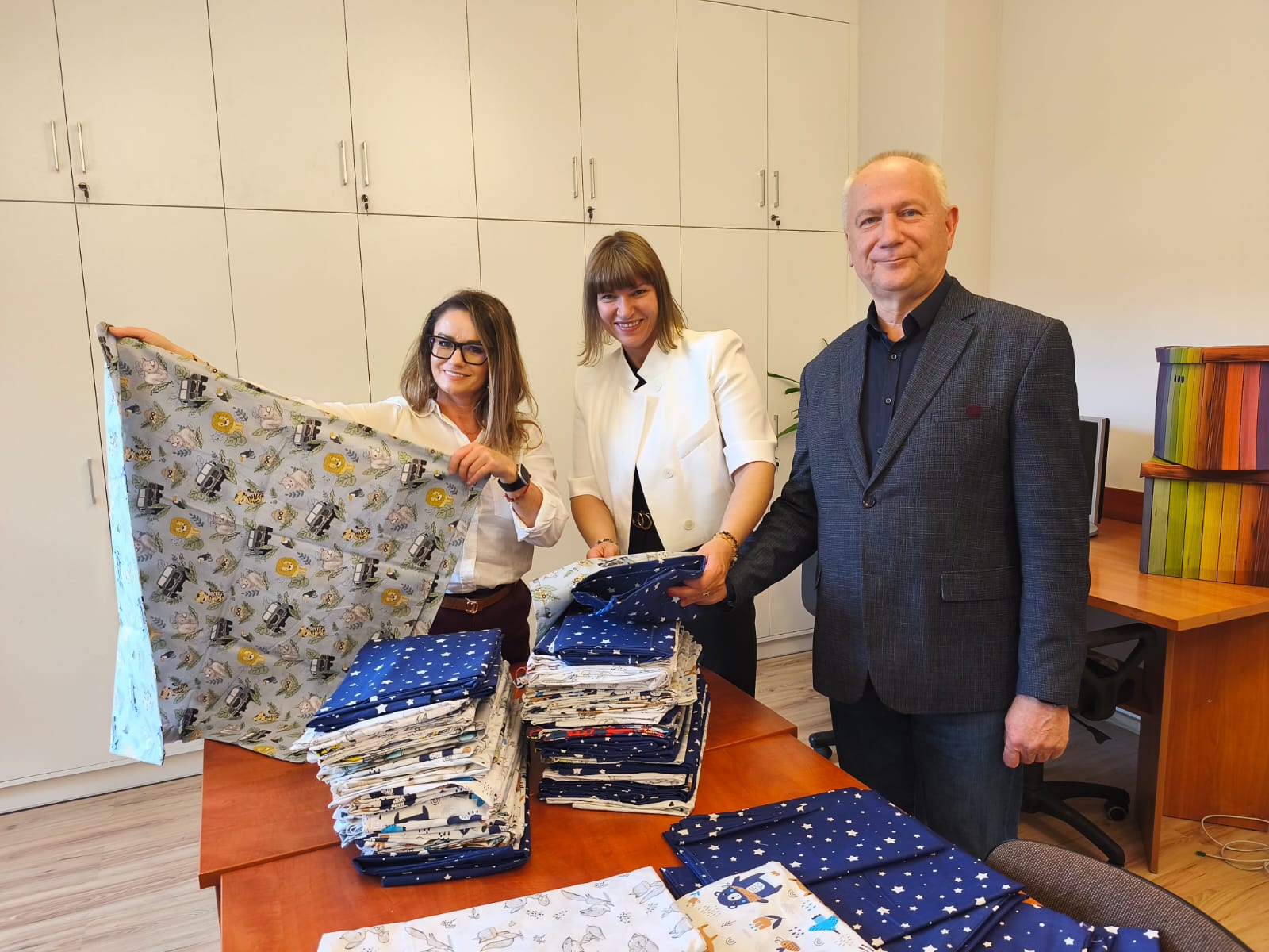 Na zdjęciu uszyte jaśki i organizatorzy akcji