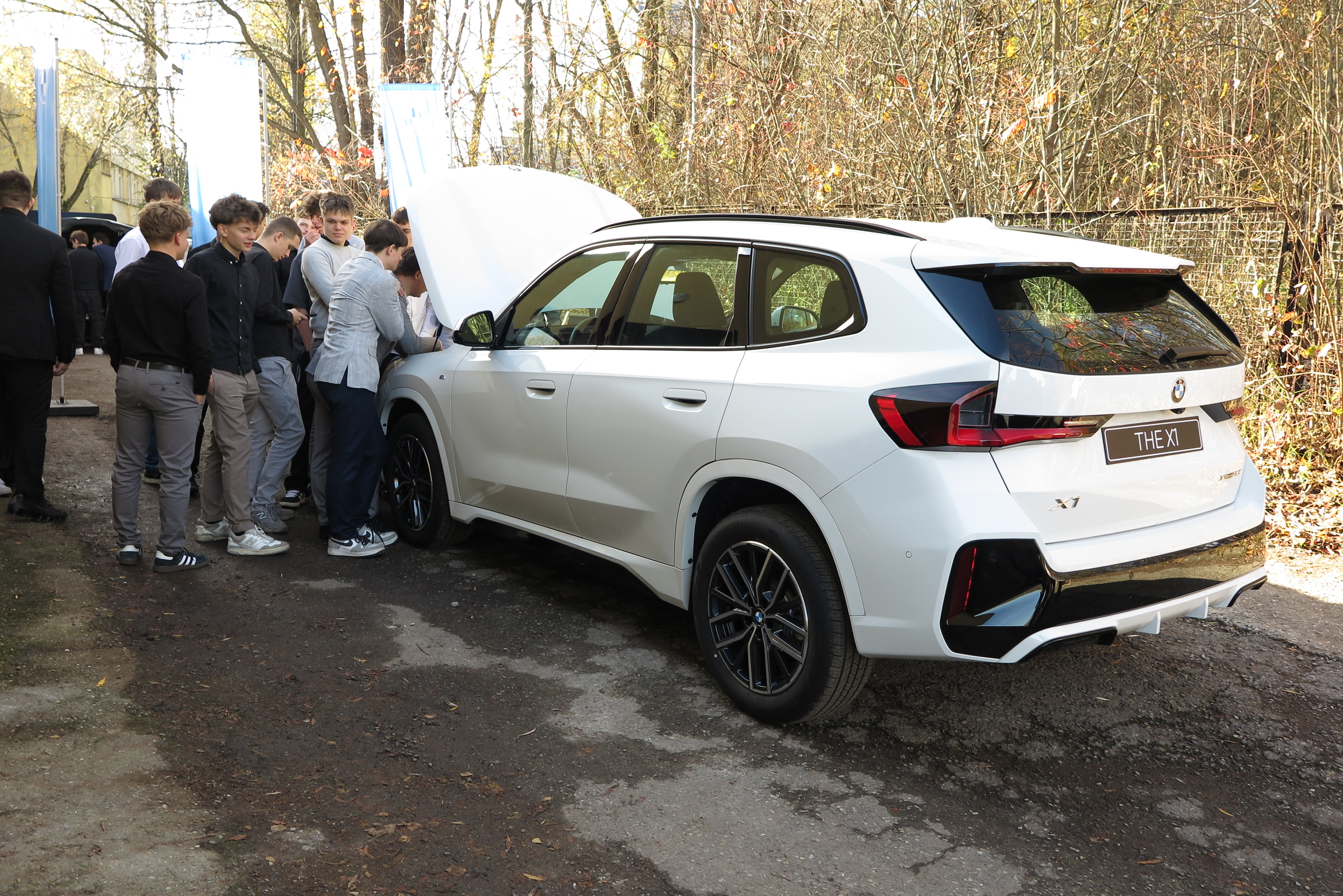 Na zdjęciu zajęcia praktyczne z samochodem BMW