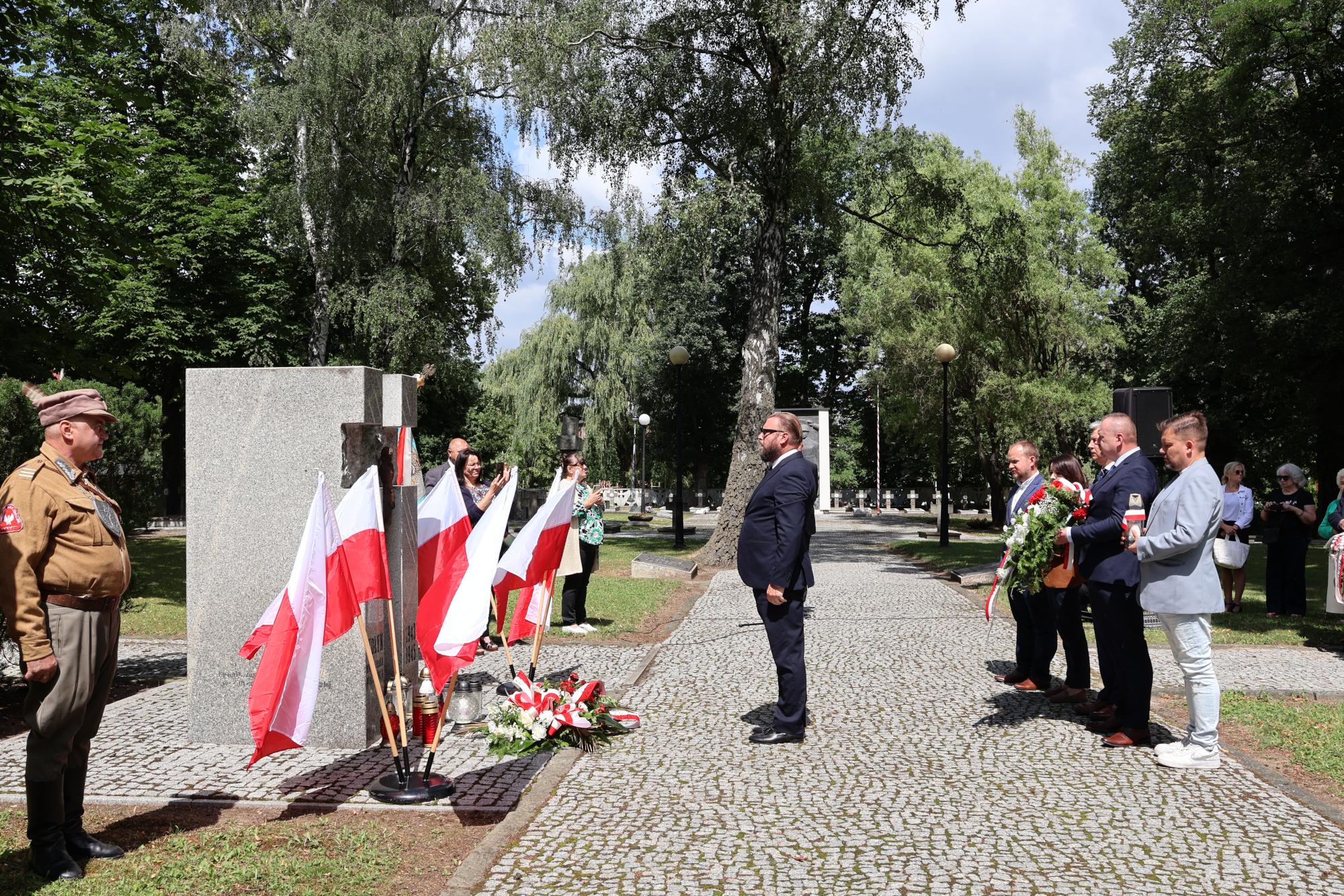 Na zdjęciu złożenie kwiatów 