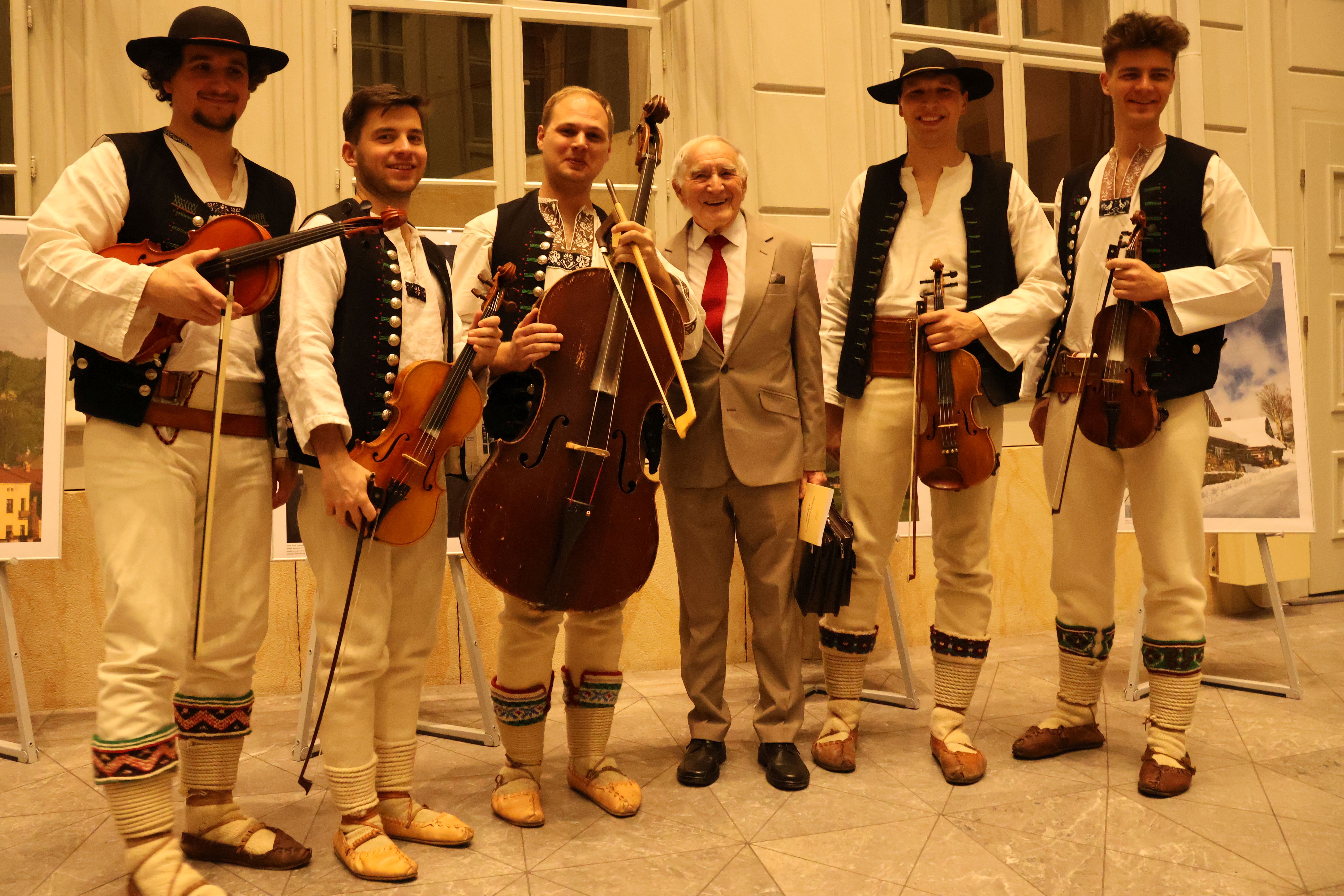 Na zdjęciu ludzie na wystawie 