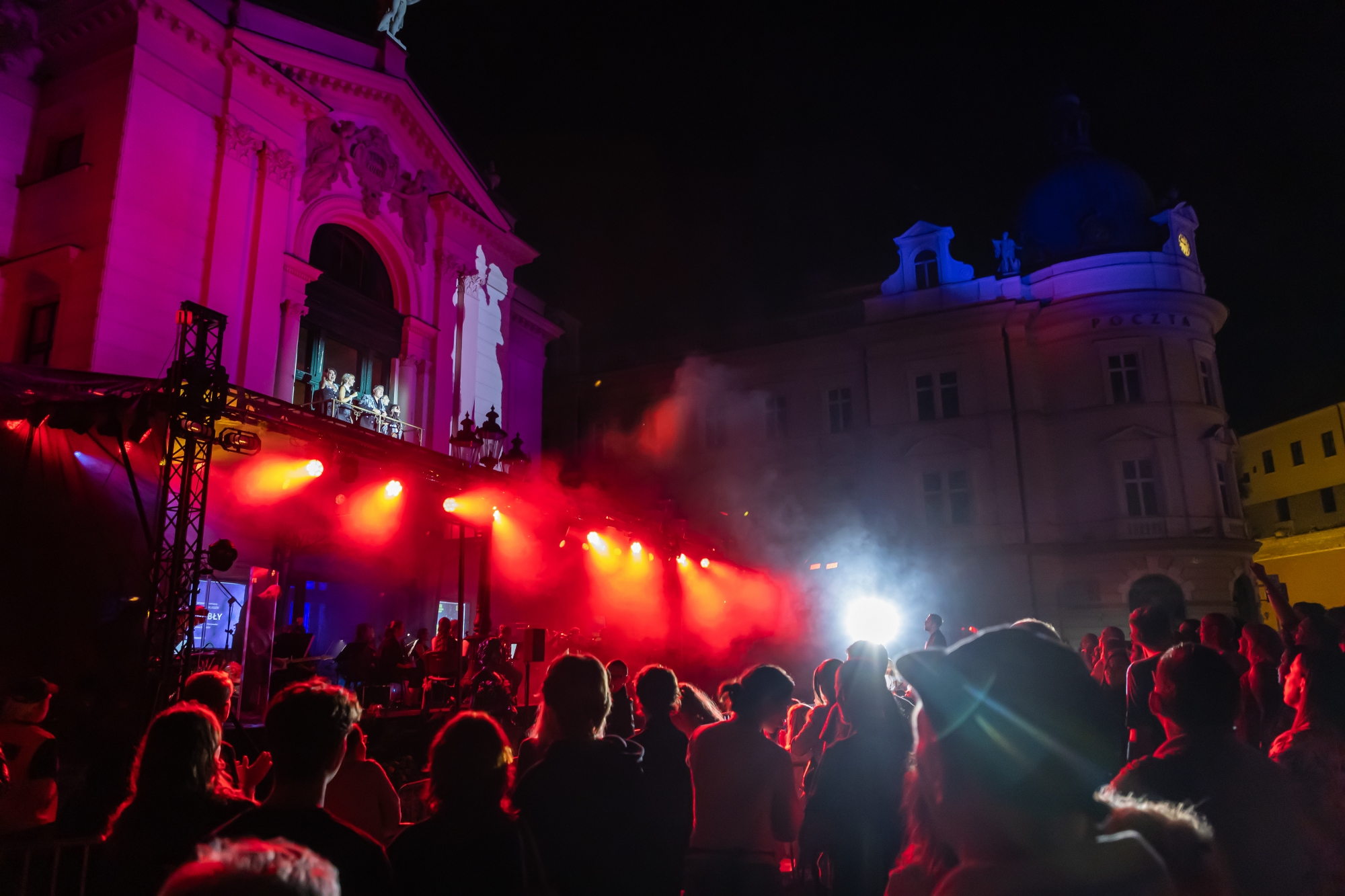Na zdjęciu koncert w oknie Teatru Polskiego