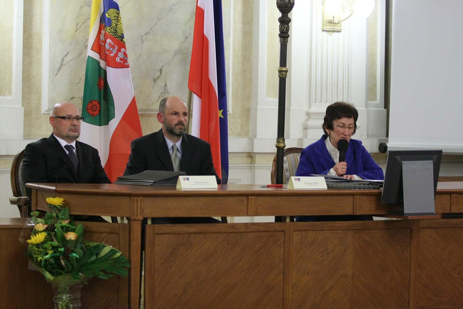 siedzący ludzie