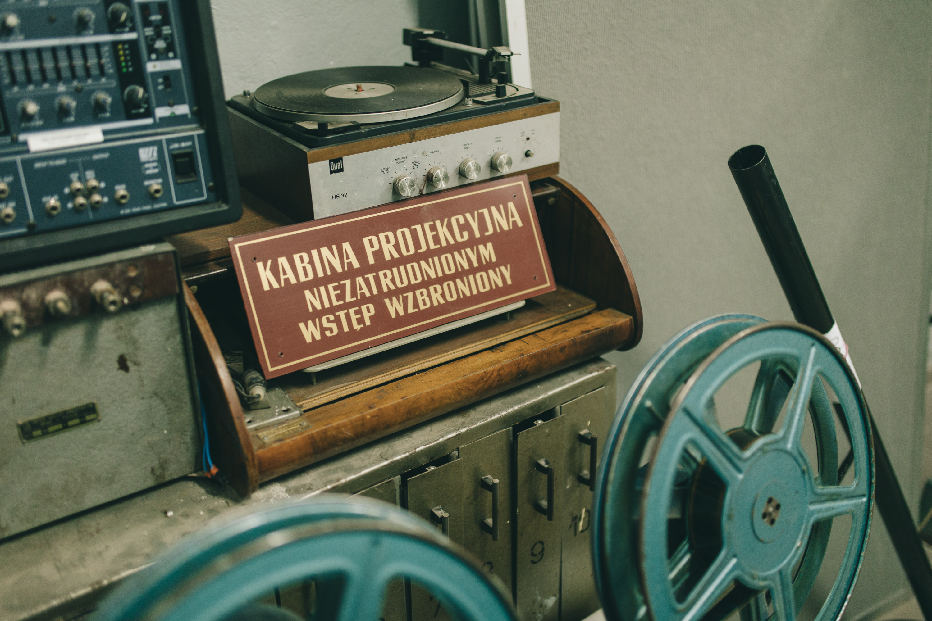 Na zdjęciu taśma filmowa na urządzeniu 