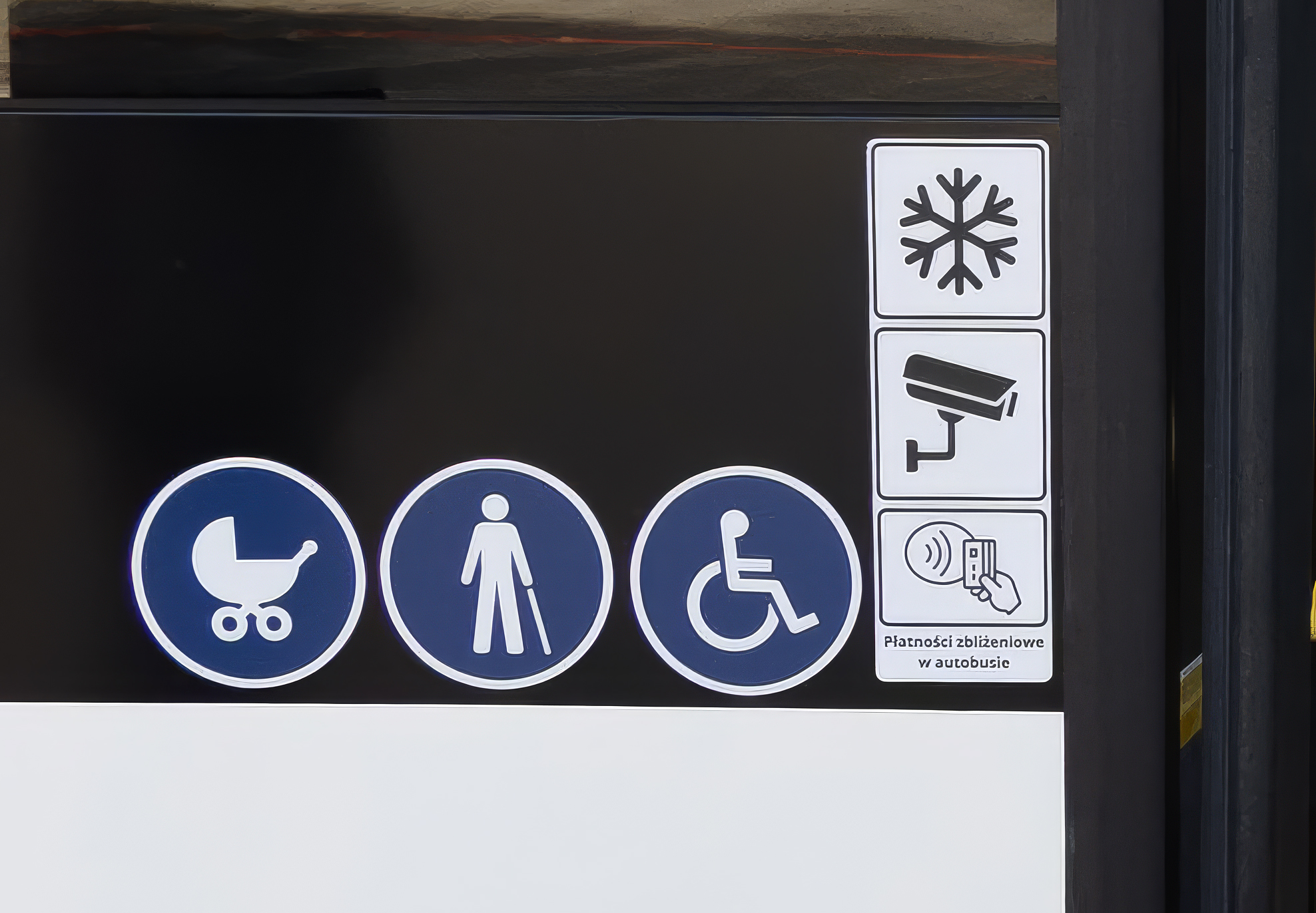 Na zdjęciu ikony informacyjne na autobusie, w tym ikona płatka śniegu