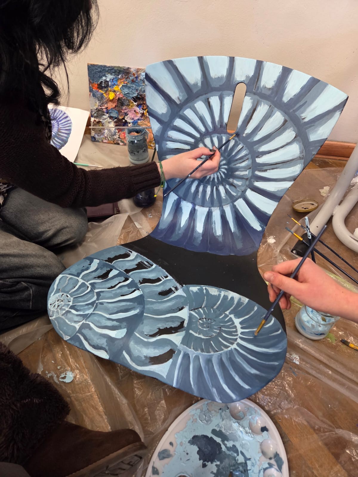 na zdjęciu malowanie krzesła 