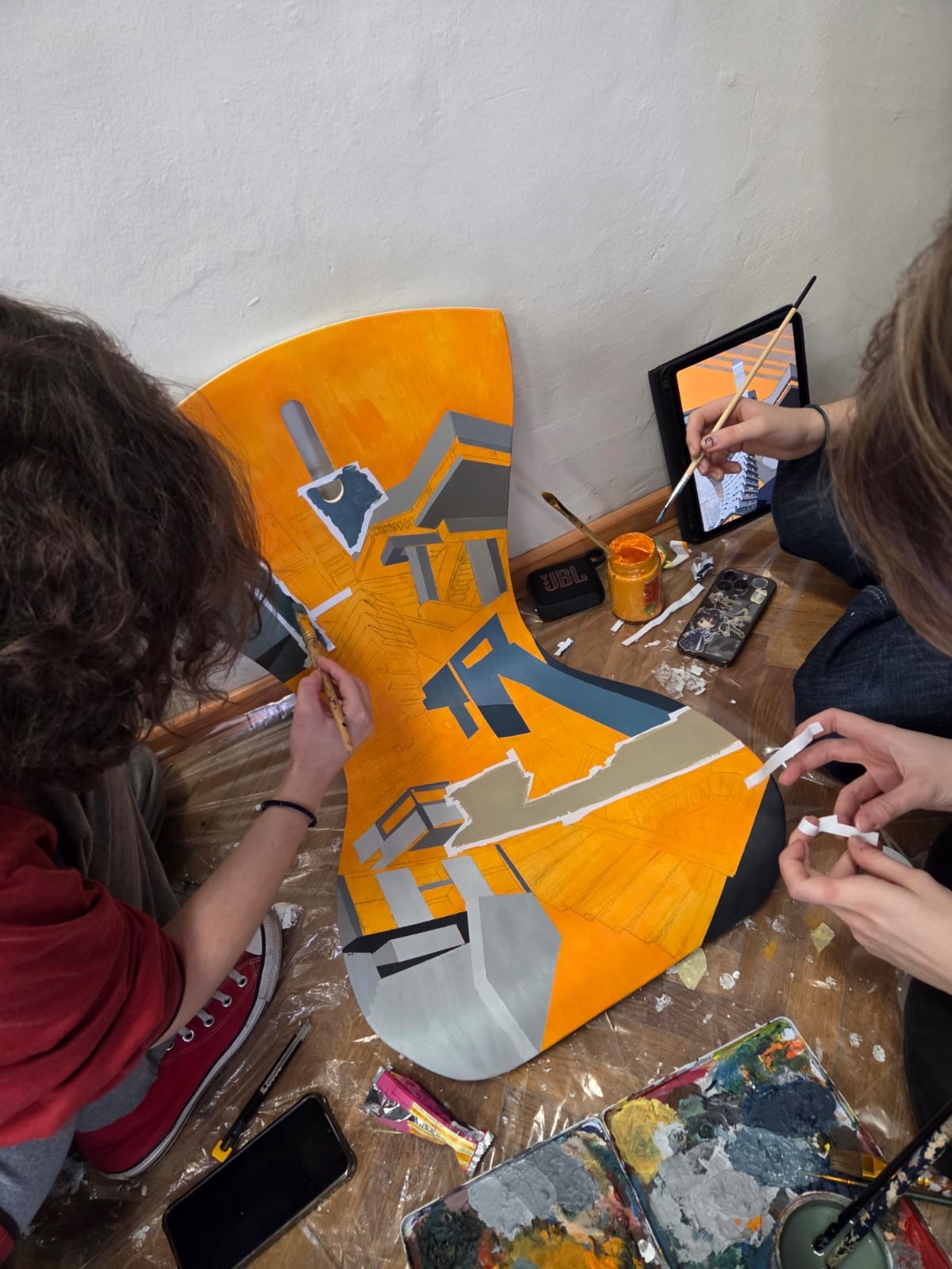 na zdjęciu malowanie krzesła 