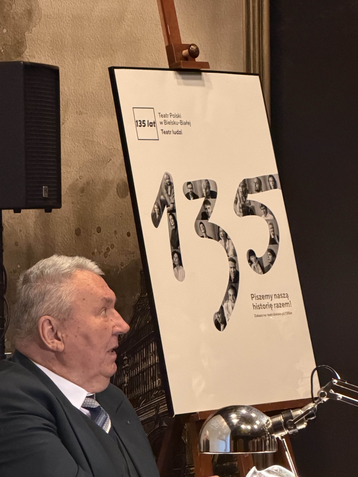 Na zdjęciu Andrzej Linert, obok plakat jubileuszowy