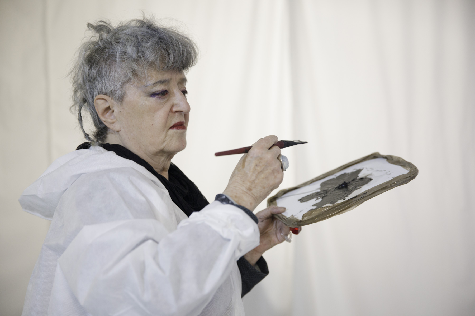 Na zdjęciu: Maya Gordon podczas pracy, fot. Michał Moniuszko, dzięki uprzejmości Biura Wystaw