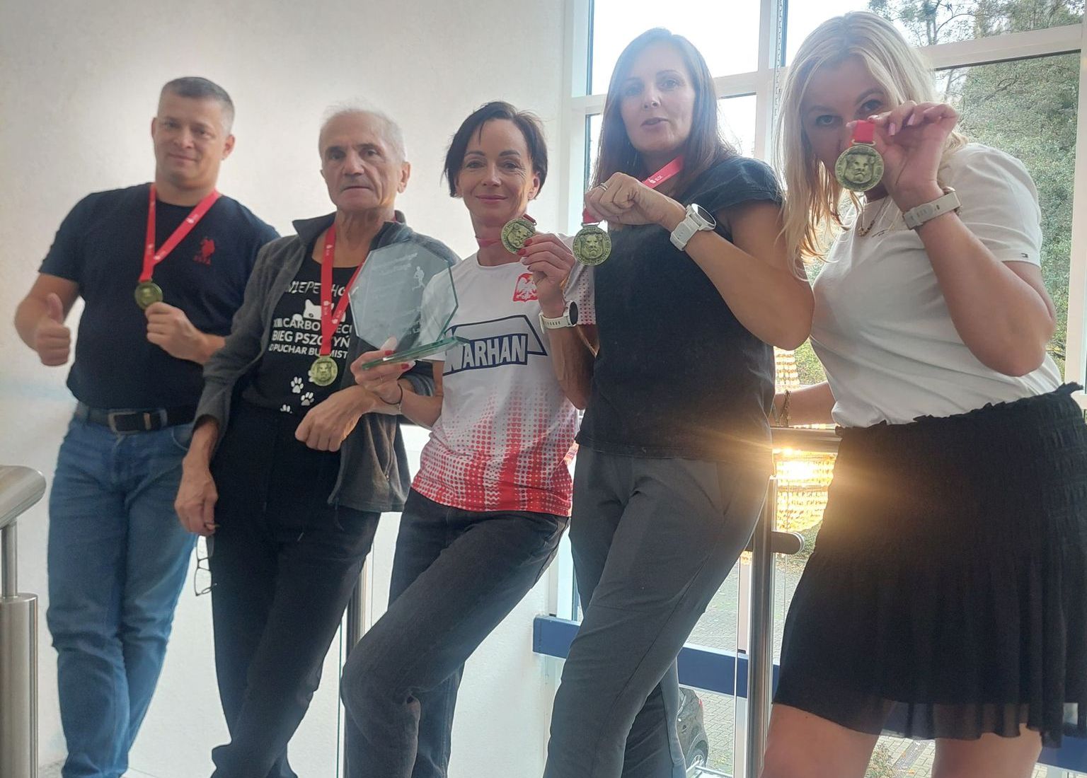 Na zdjęciu medale i ich zdobywcy