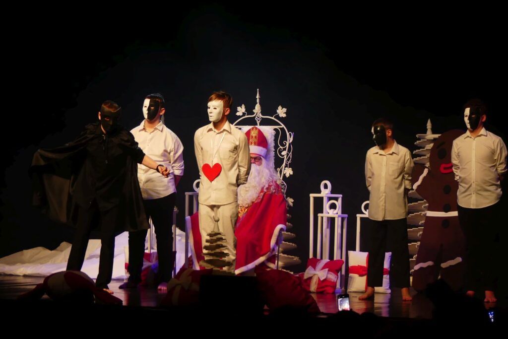 Na zdjęciu występ teatralny 