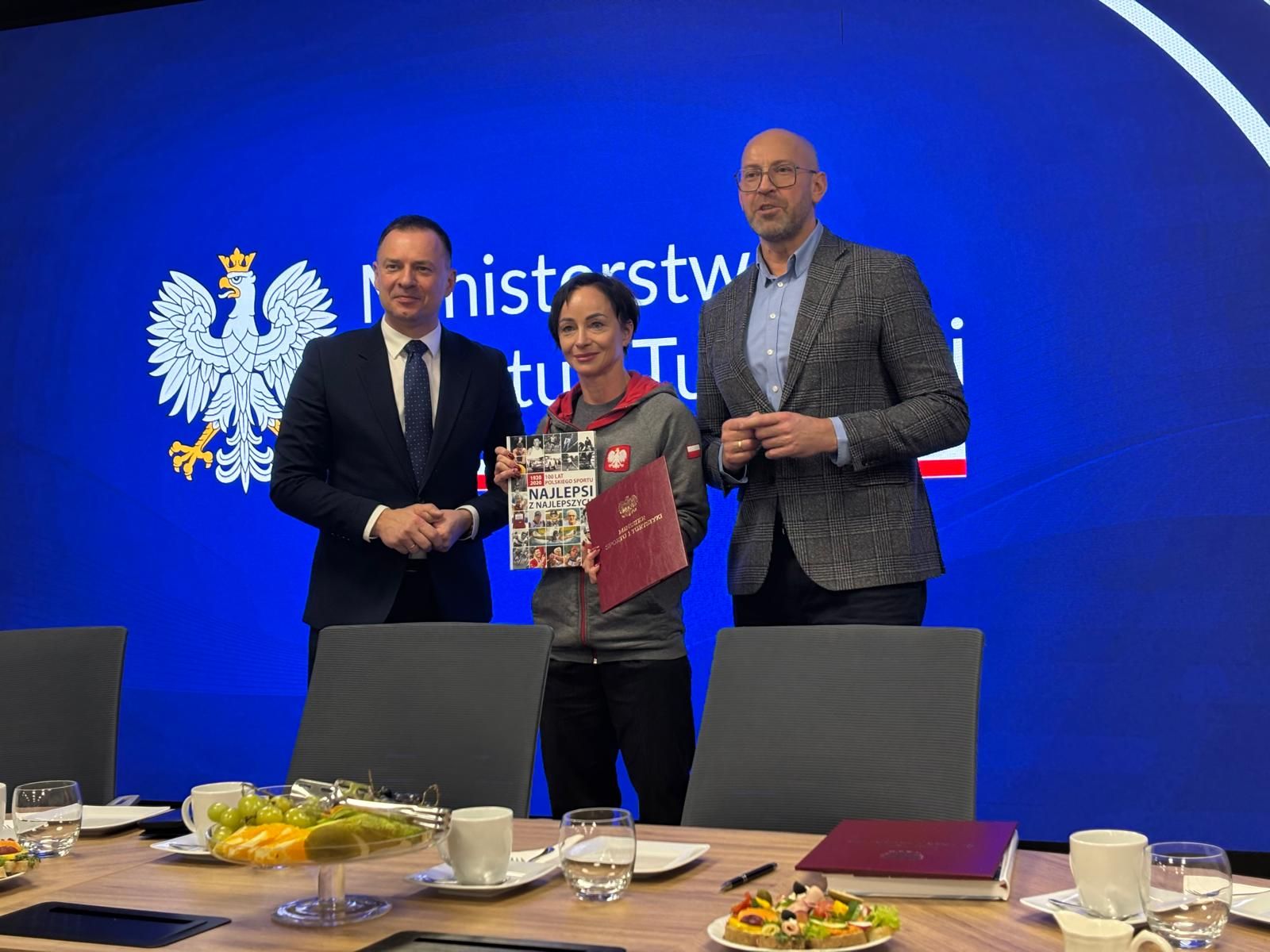 Na zdjęciu gratulacje składa minister sportu 