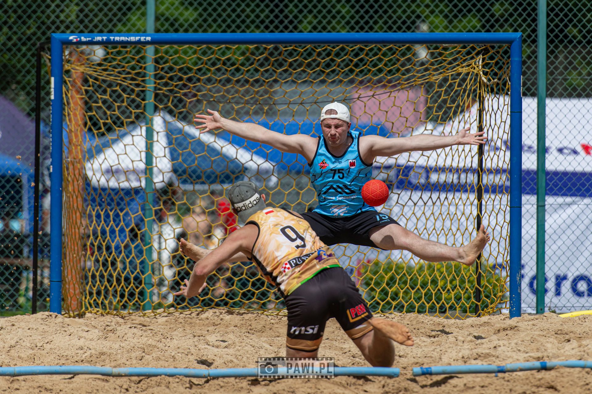 Na zdjęciu rozgrywki w piłkę plażową