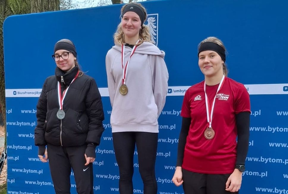 Na zdjęciu stojące zawodniczki 