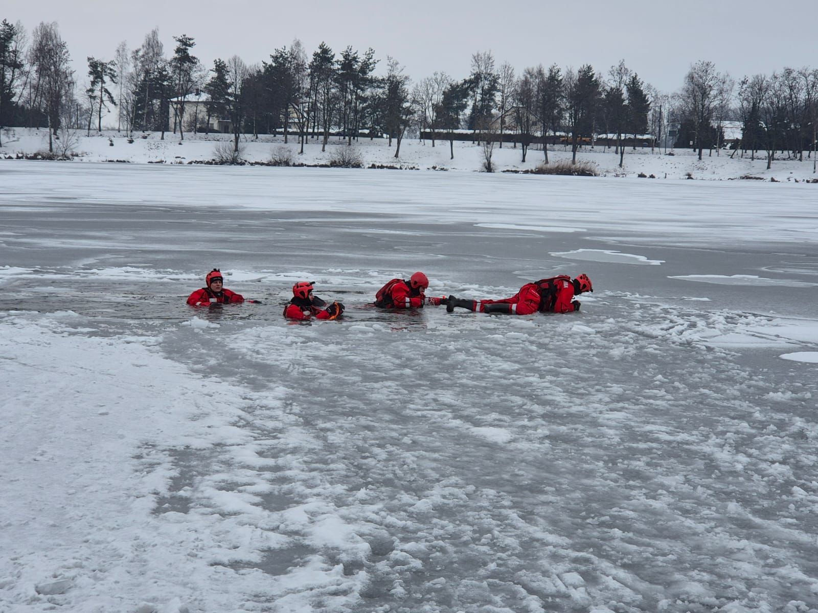 Na zdjęciu strażacy na lodzie 