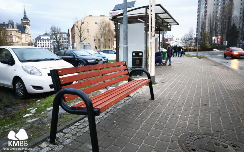 Na zdjęciu nowa ławka 