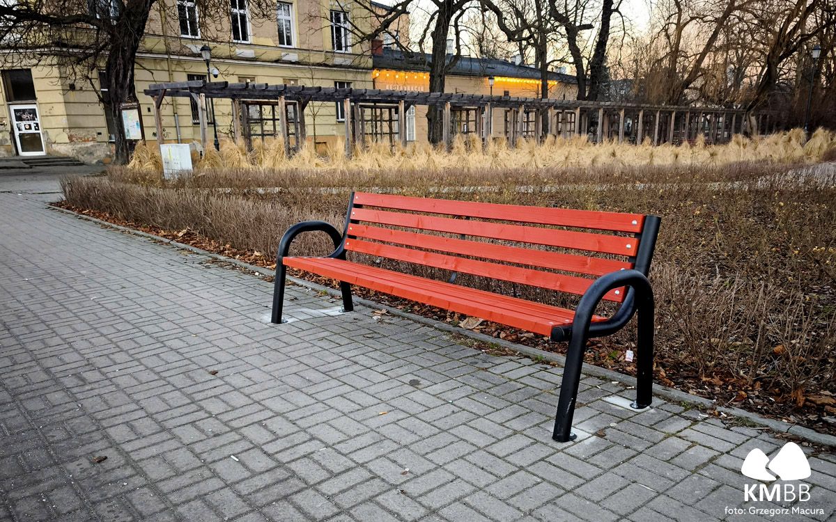 Na zdjęciu ławka na przystanku 