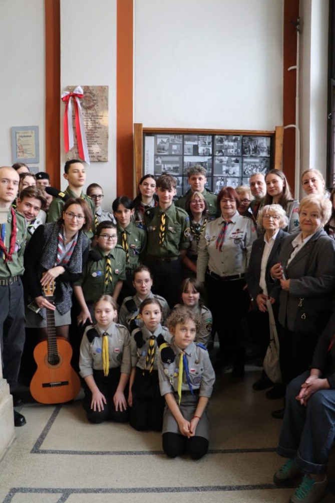 na zdjęciu uczestnicy uroczystości pod tablicą 