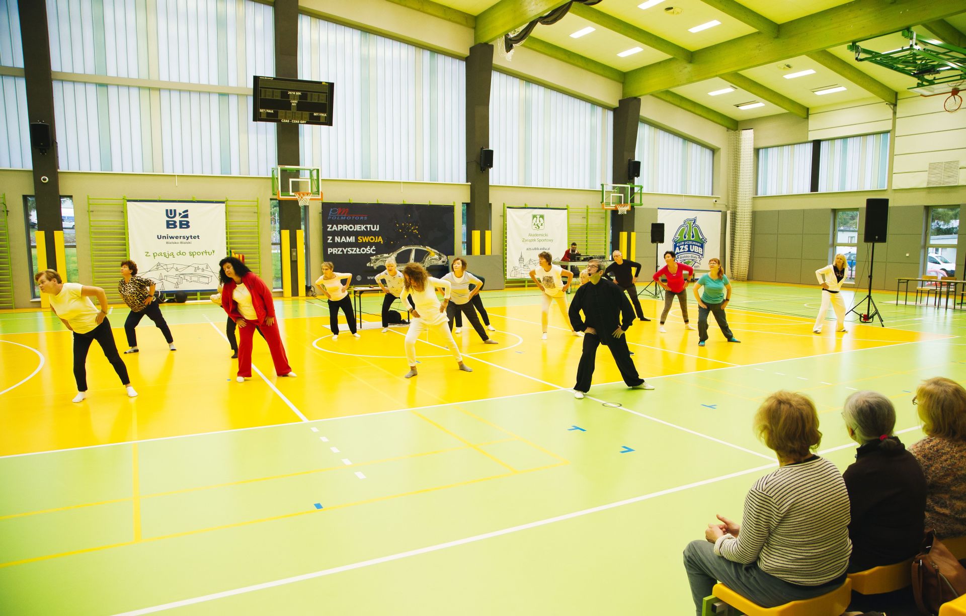 Na zdjęciu ćwiczenia qigong