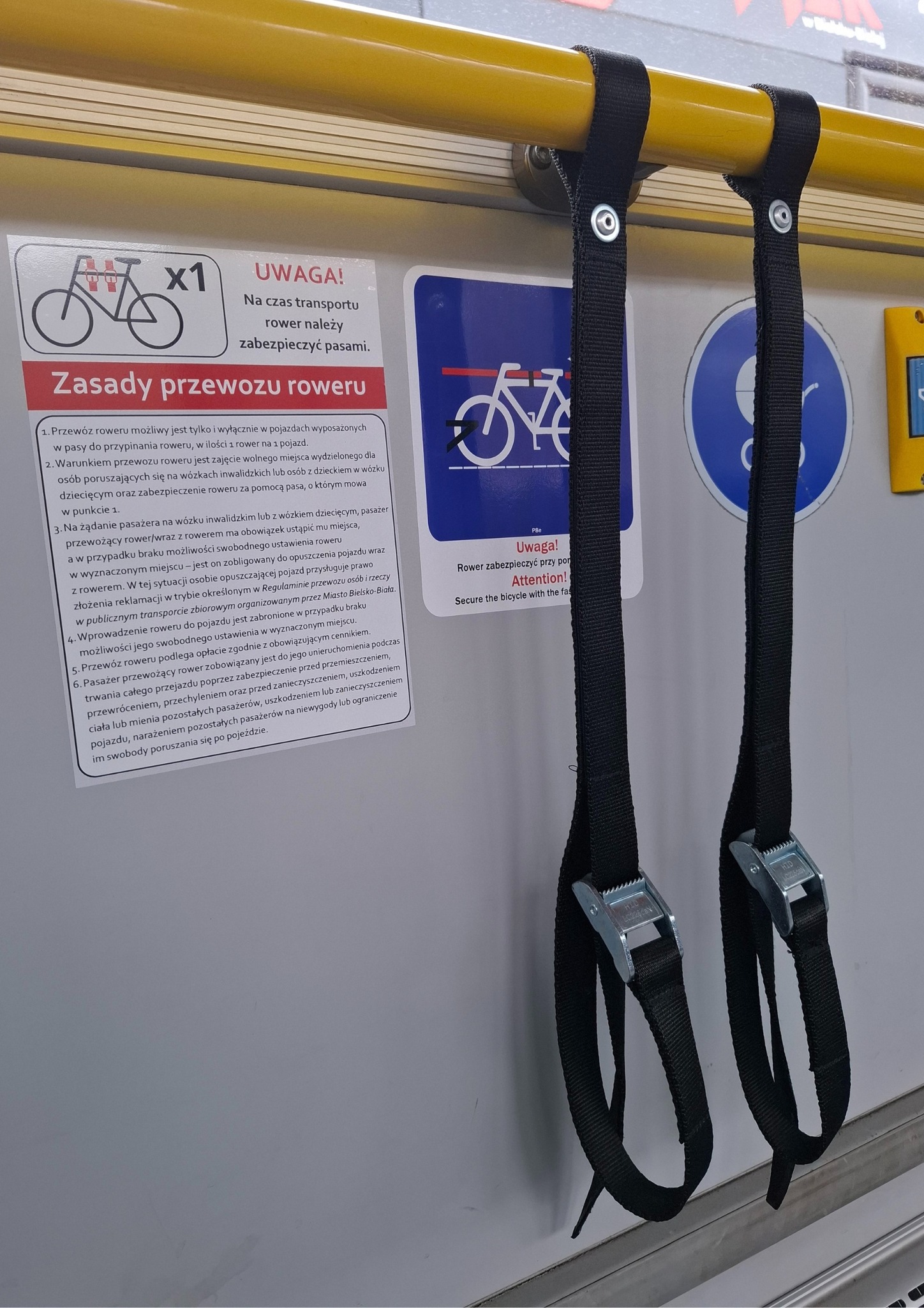 zdjęcie przedstawiające pasy do mocowania rowerów w aubobusie
