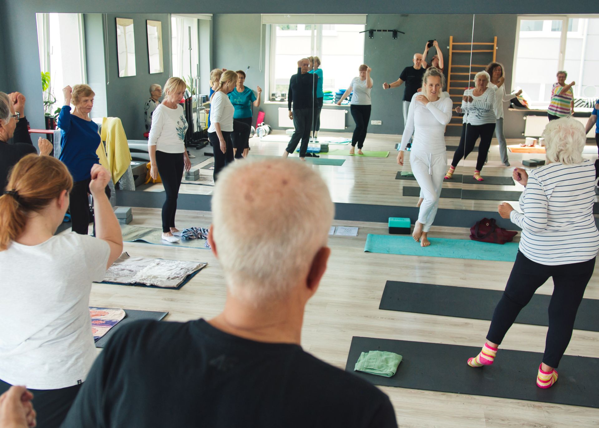 Na zdjęciu ludzie ćwiczący 