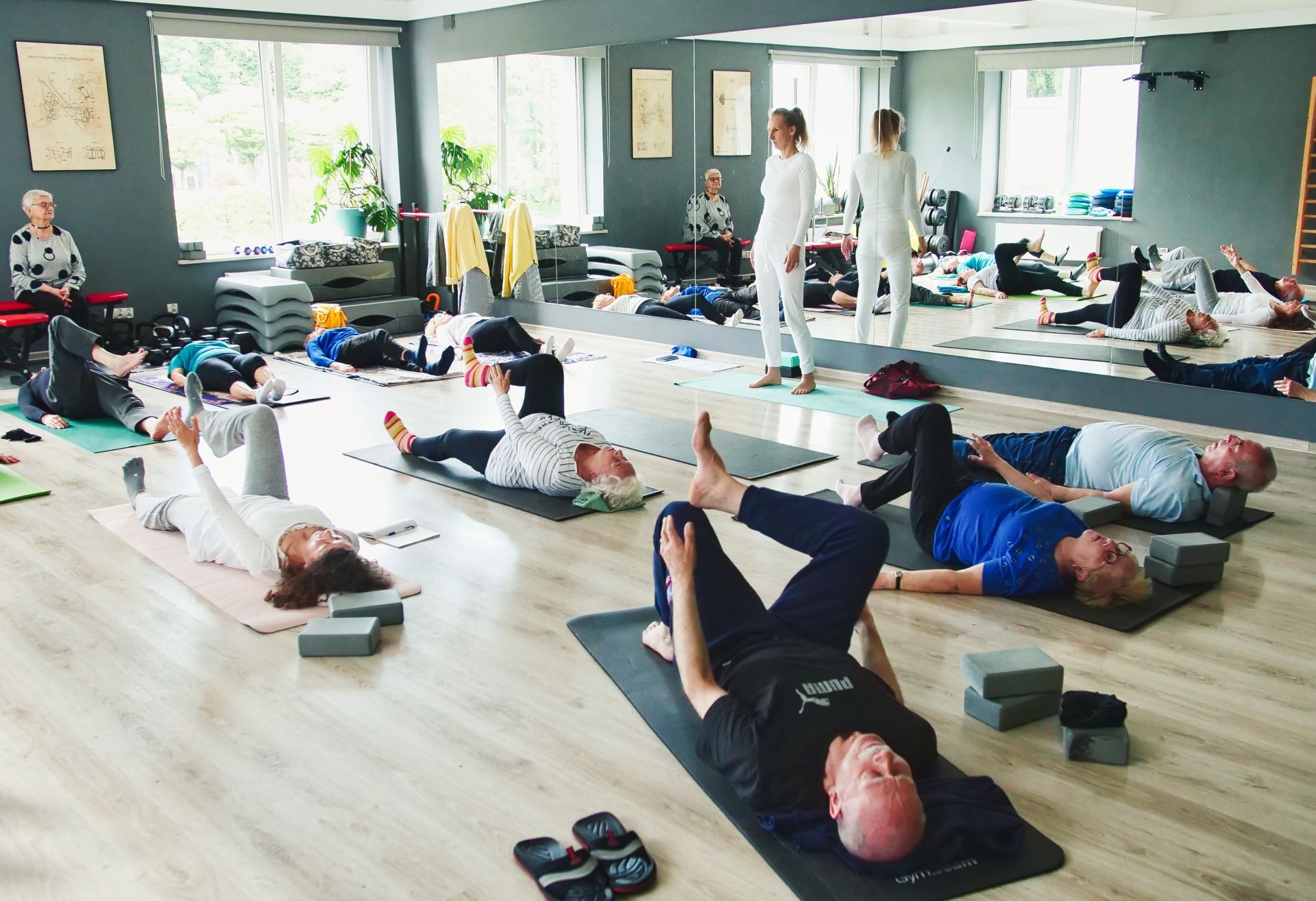 Na zdjęciu ludzie ćwiczący 