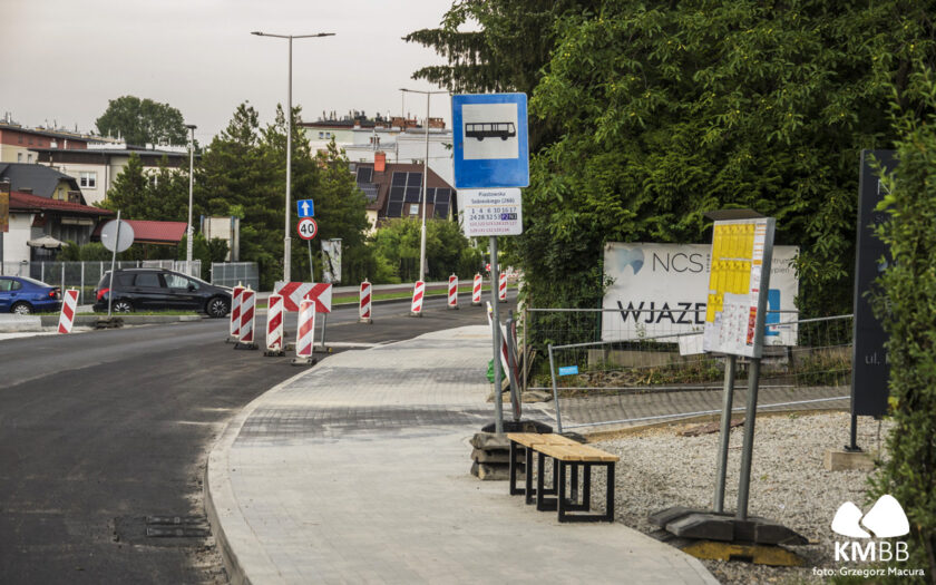 Na zdjęciu przeniesiony przystanek Piastowska Sobieskiego (266), kierunek centrum