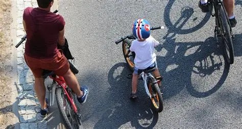 grafika przedstawiająca zdjęcie trzech rowerzystów