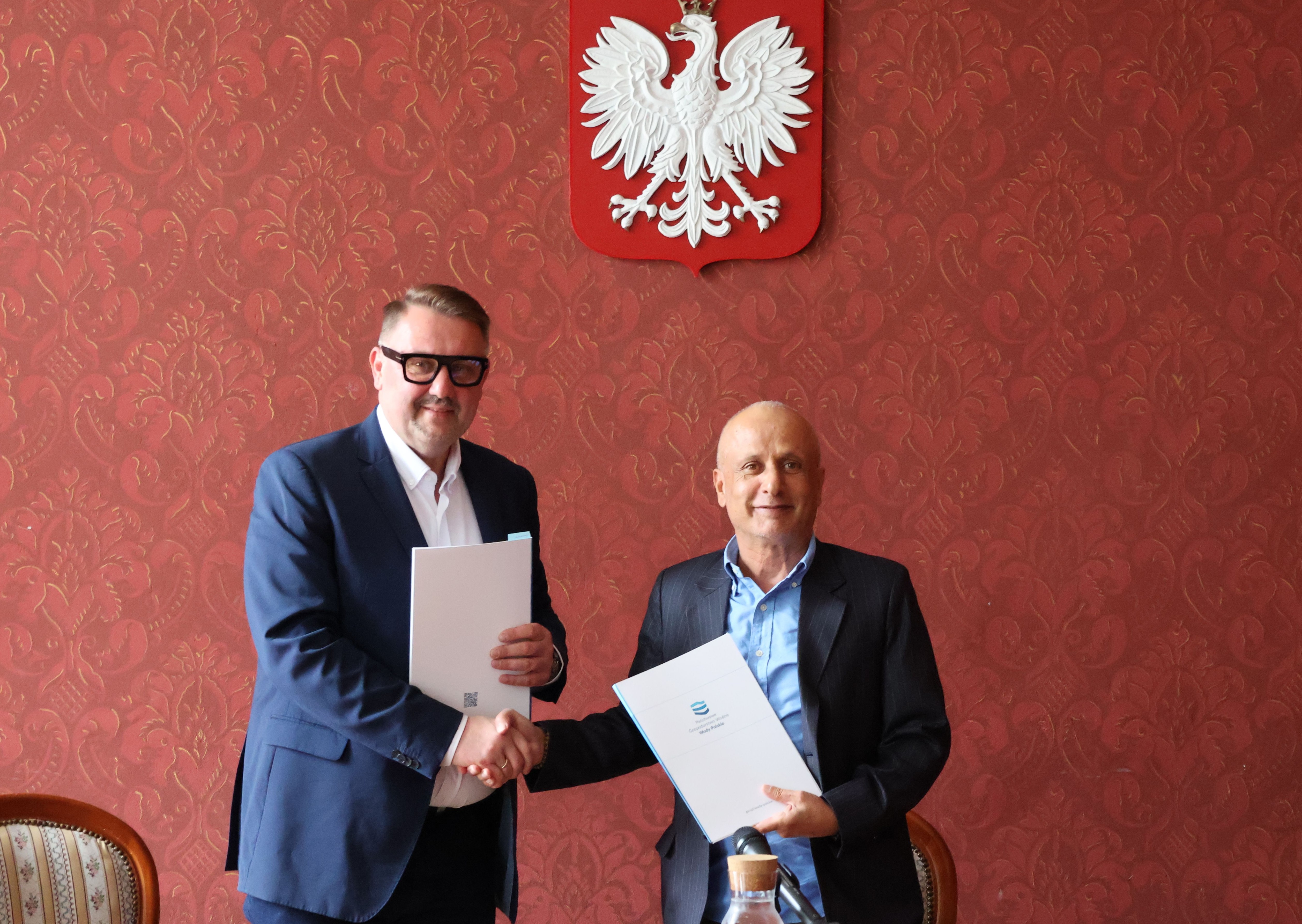 Na zdjęciu podpisujący porozumienie 