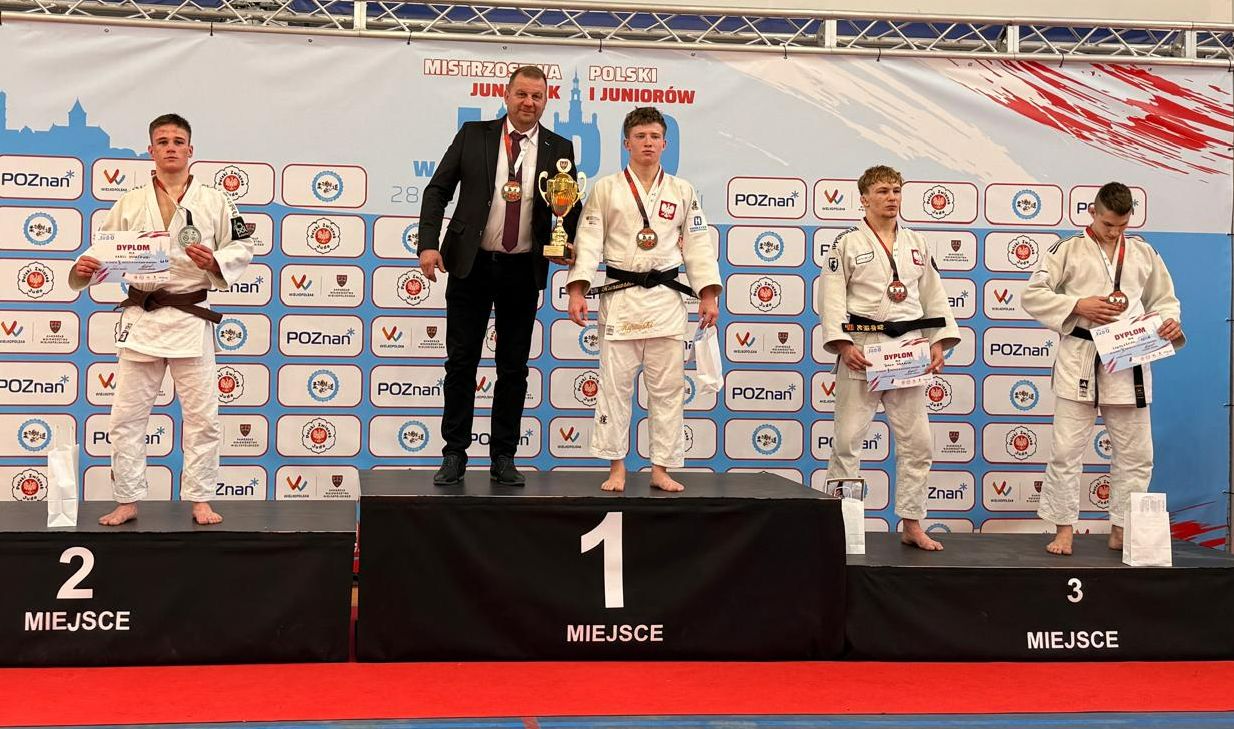 Na zdjęciu nagrodzeni zawodnicy  