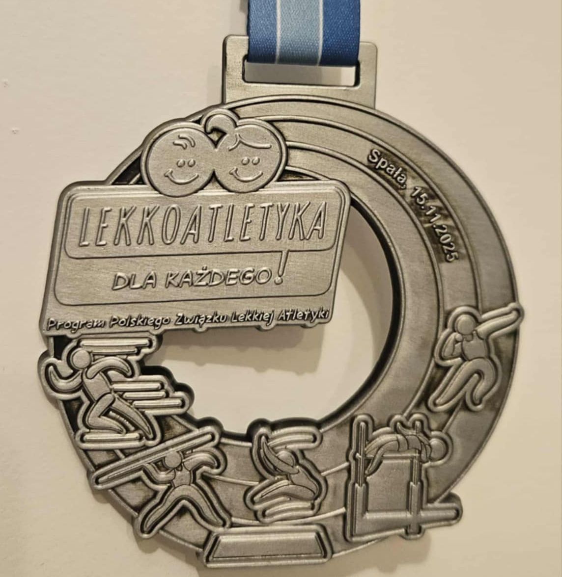Na zdjęciu medal 