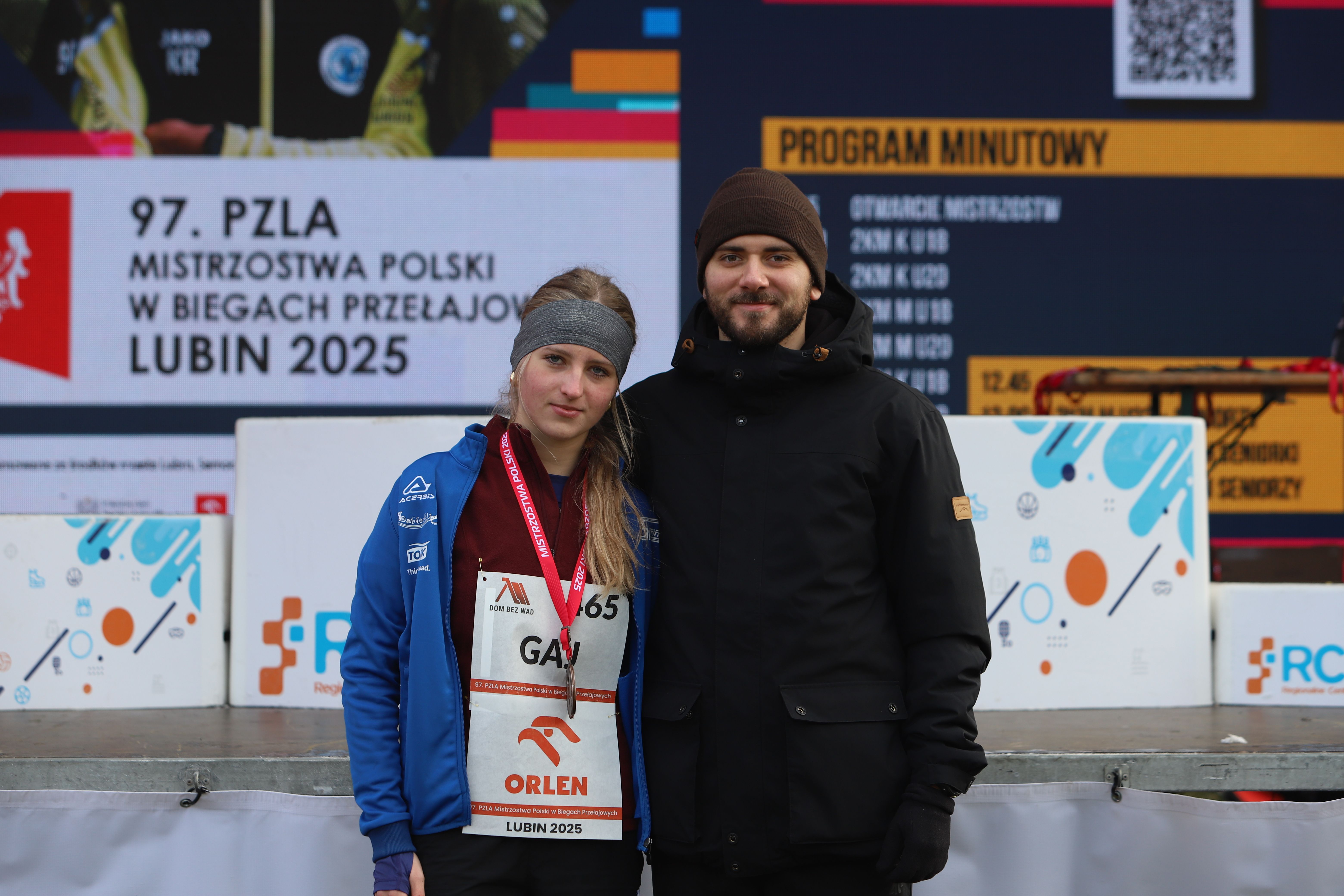 Na zdjęciu zawodniczka z trenerem